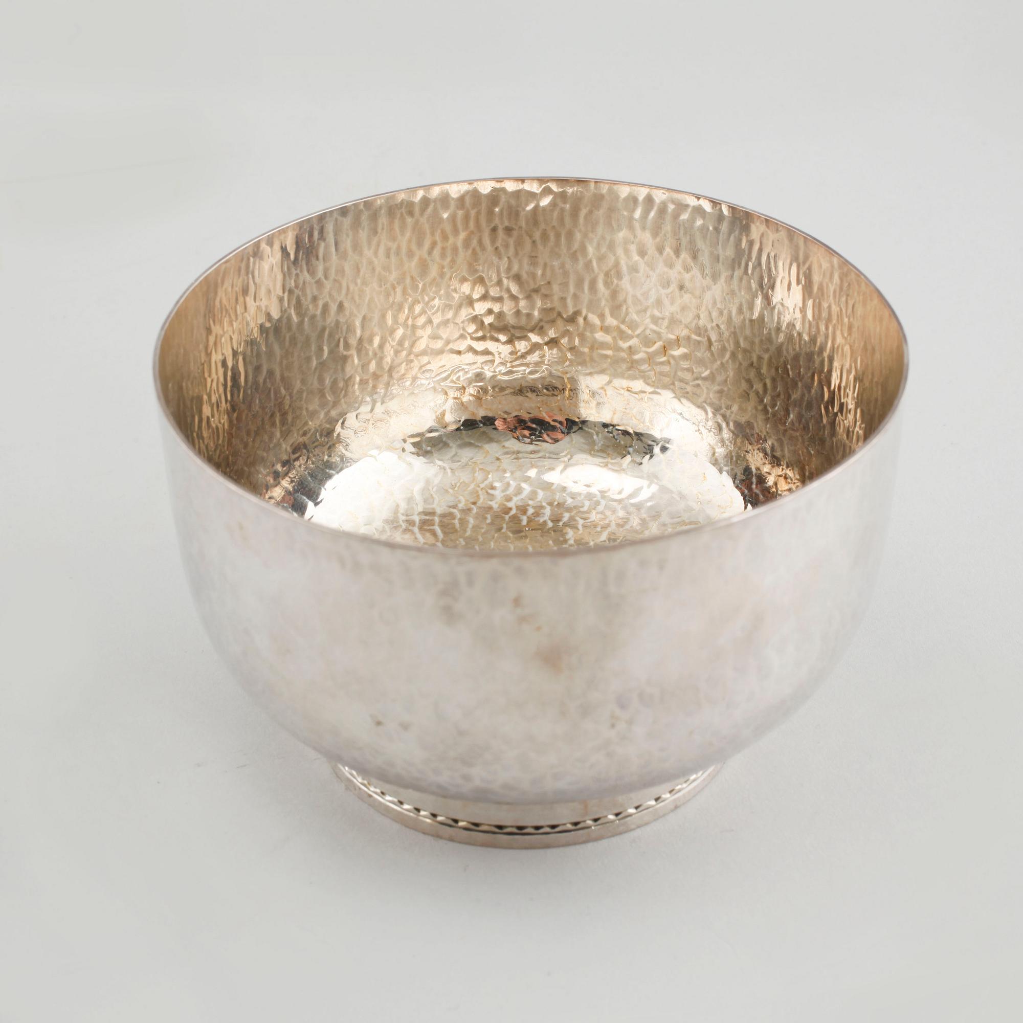A 20th century silver box and bowl from England and Sweden, total weight 430 g.