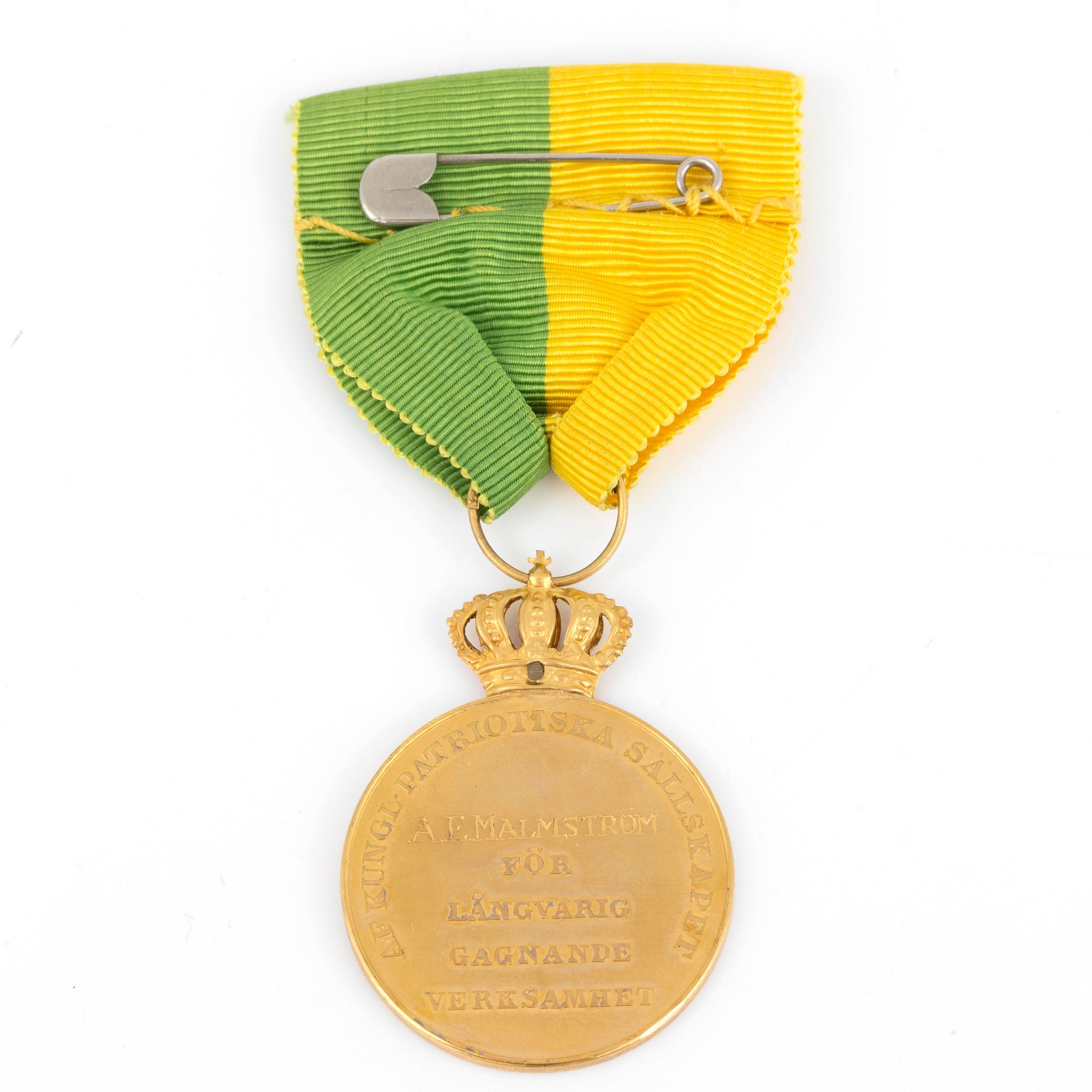MEDALJ, 18 K guld Med Konung Gustav V, Kungl Patriotiska Sällskapet. Vikt ca 19 g.