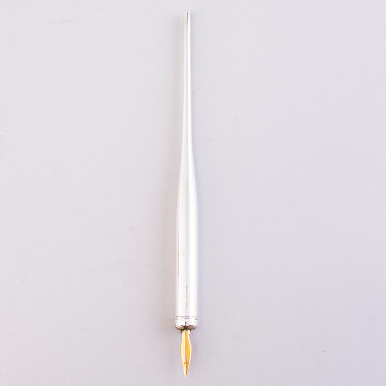 A silver ink stand and a silver pen, Kultakeskus, Hämeenlinna 1936 and Suomen Kultaseppä oy, Turku 1923.