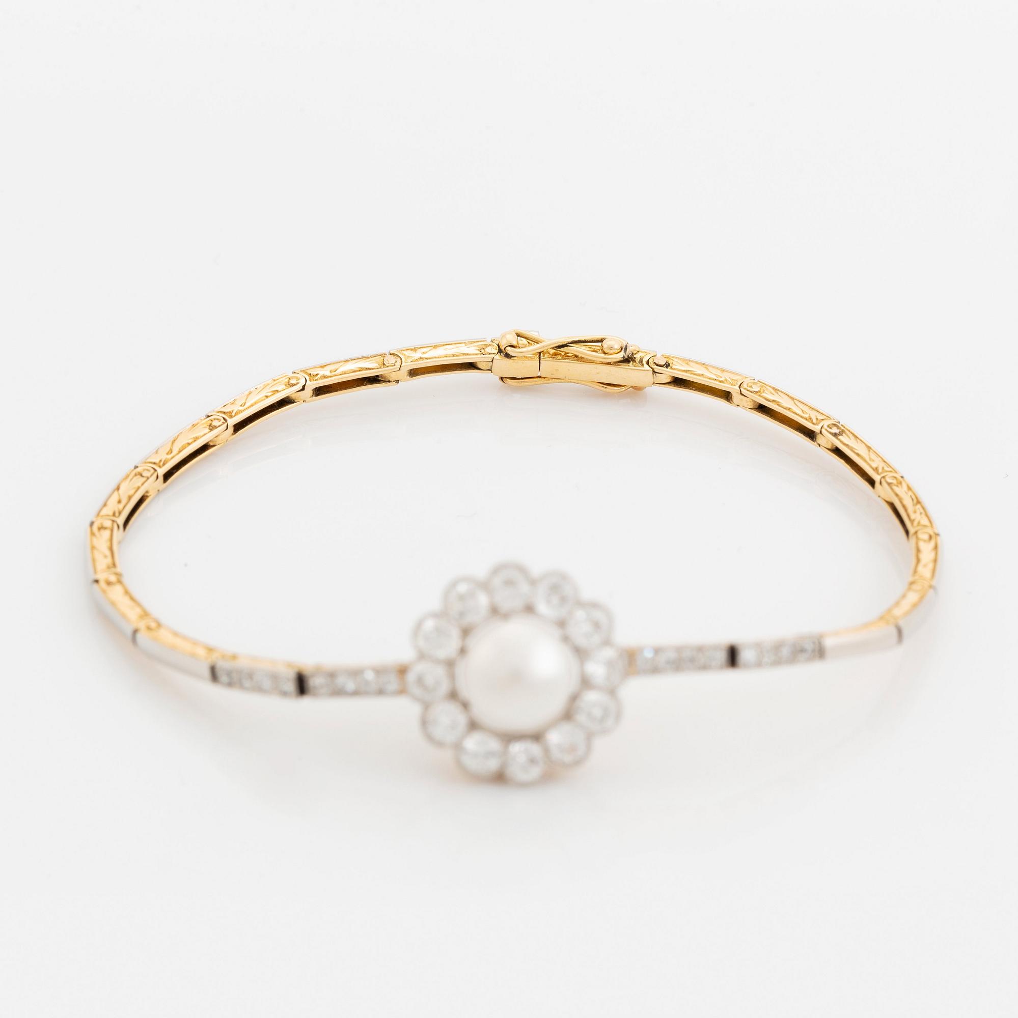 Armband guld och platina med en boutonformad pärla samt gammal- och åttkantslipade diamanter.