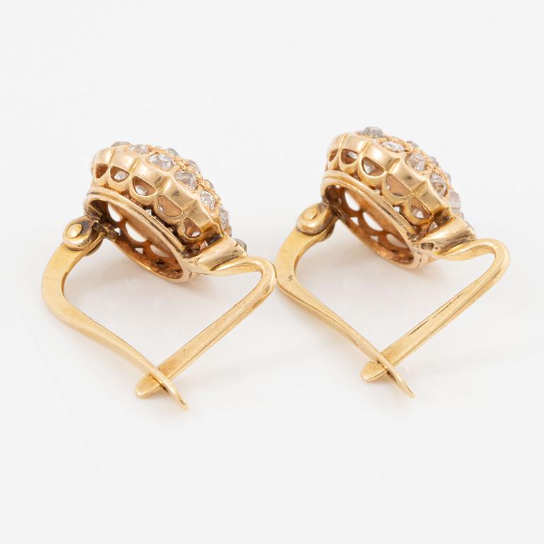Örhängen, 18K guld med gammalslipade diamanter.