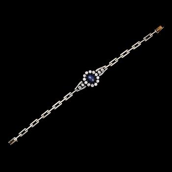 245. A BRACELET. БРАСЛЕТ, ​​золото 56 пр., Санкт-Петербург, 1908-26 гг, сапфир кабошон, бриллианты. Вес 17,7 гр.