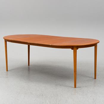 A mid 20th century dining table, 2 leaves included.