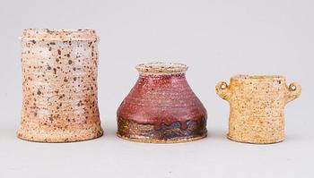 RAIJA TUUMI, maljakoita, 3 kpl, samottia, signeerattu  ARABIA, RT -61, 1970, 1972.