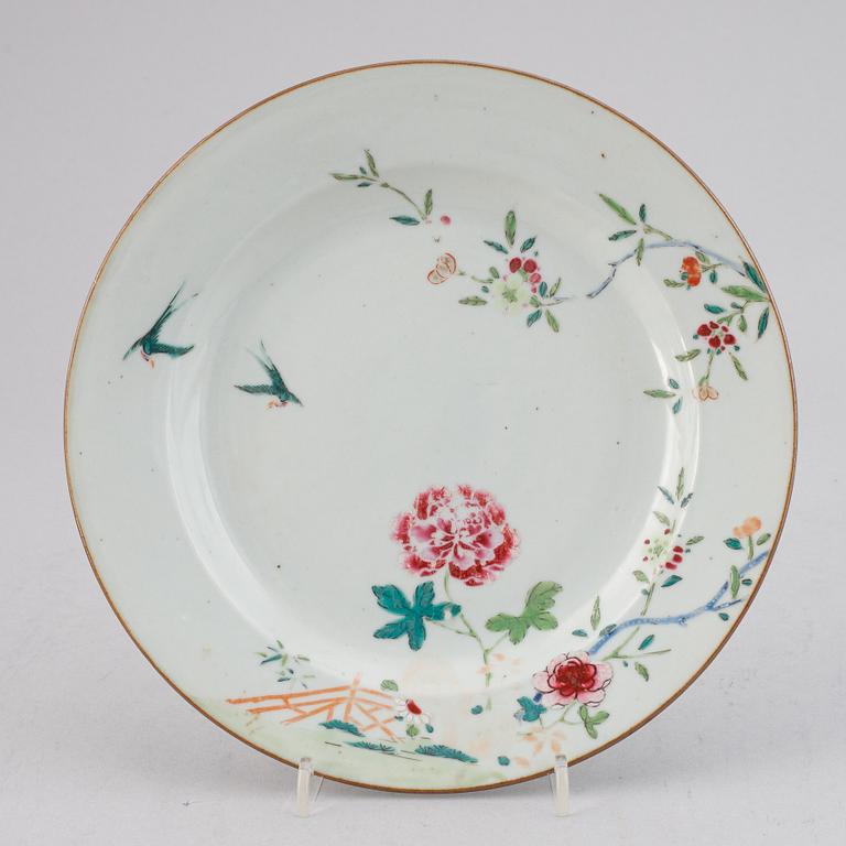 19 famille rose and imari export porcelain plates, Qing dynasty, Qianlong (1736-95).