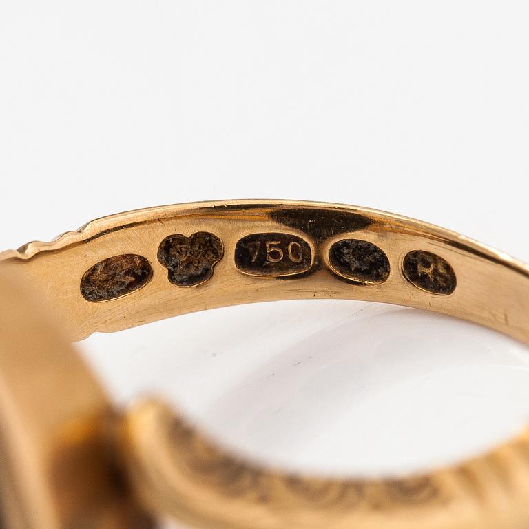 An 18K gold ring with an onyx. Kultateollisuus, Turku 1922.