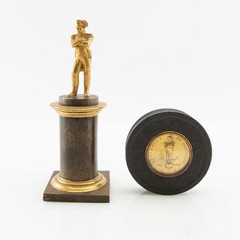 Figurin och ask med Napoleon, omkring år 1900.