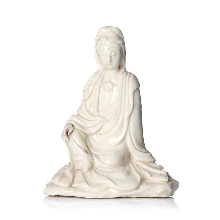 A blanc de chine figure of a seated Guanyin, 18th/19th century.