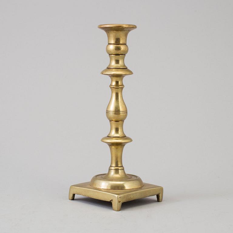 AN 18TH CENTURY BRONZE CANDLESTICK.