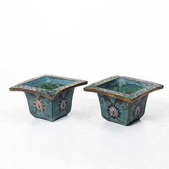 Ytterfoder, cloisonné på förgylld koppar, ett par, sen Qingdynasti / omkring 1900.