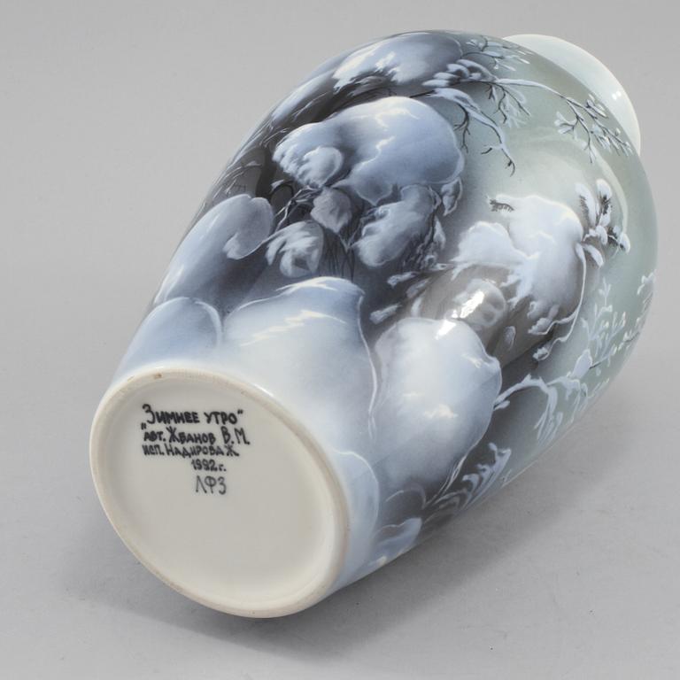 VAS, porslin, Viktor Zhbanov för Lomonosovs porslinsfabrik, Ryssland, daterad 1992.