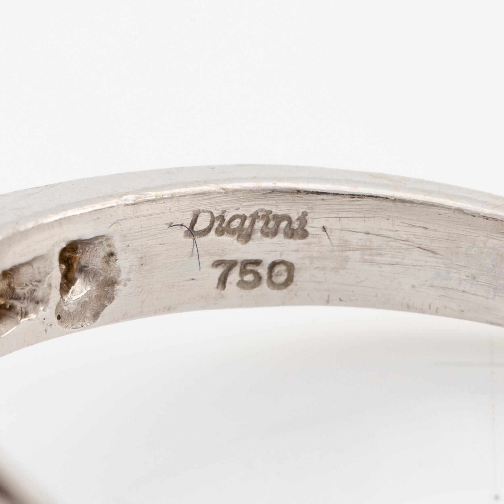 Ring 18K vitguld med en fasettslipad rubin och runda briljantslipade diamanter.