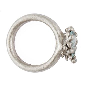RING, "Blomsterkurv", Ole Lynggaard, 18k vitguld med akvamarin och diamanter, vikt 11,5g.