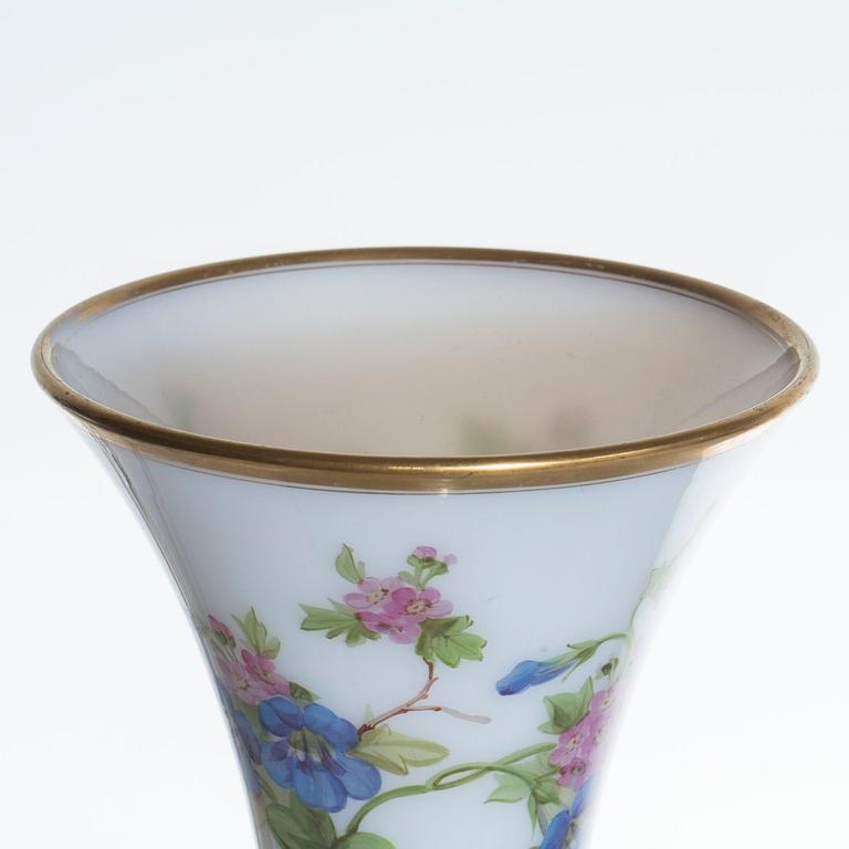 VAS, omkring 1900, flussglas med målad dekor.