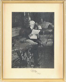 KUNGLIGT FOTOGRAFI MED AUTOGRAF, Gustaf V av Sverige, signerat och daterat 1947.