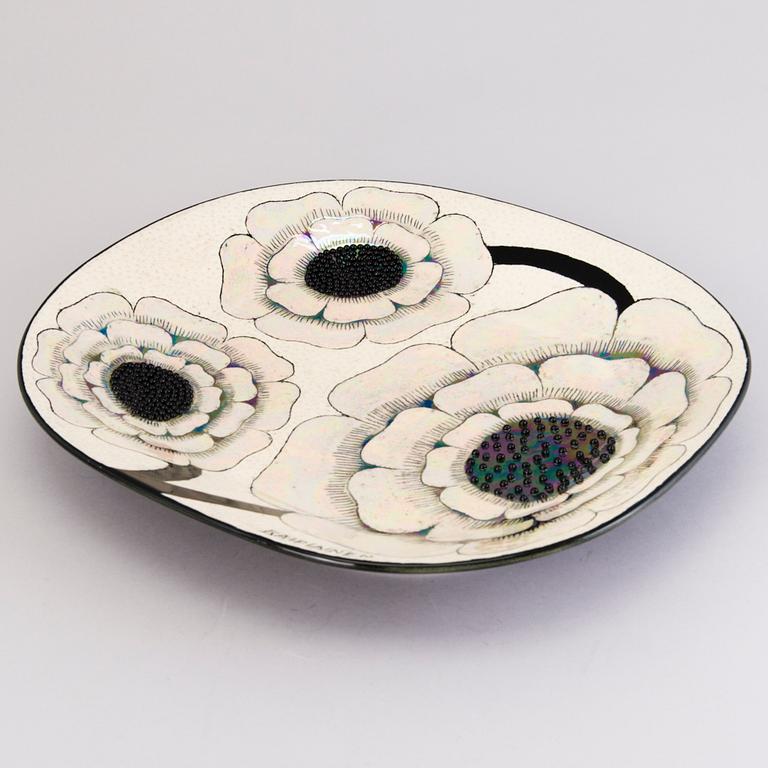 BIRGER KAIPIAINEN, a decorative dish signed Kaipiainen Arabia.