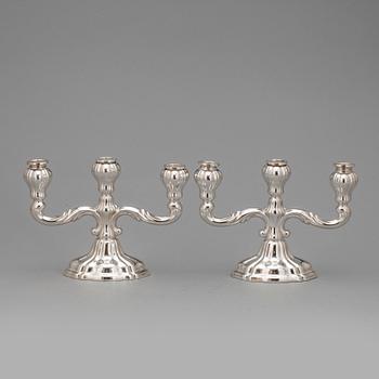 KANDELABRAR, ett par, silver, rokokostil, Tyskland, svenska importstämplar. 1900-tal.