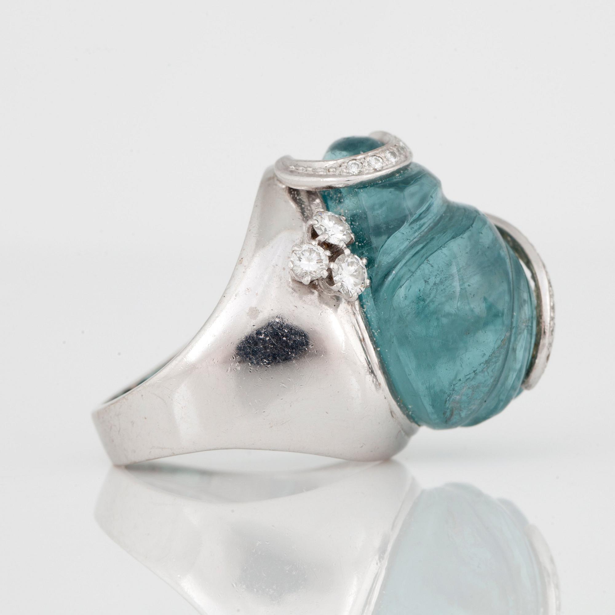 RING, design Siegfried Egger, med snidad akvamarin och diamanter.