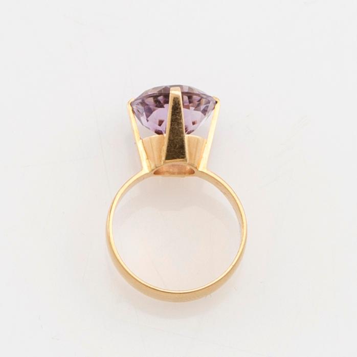 Ring 18K gold with a round faceted amethyst, Gustaf Fredrik Hallengren Malmö 1903.