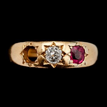 RING, 18 k guld, med briljant. Tot vikt 5 g.