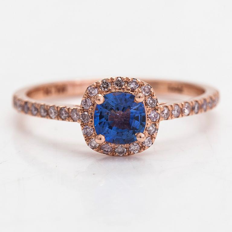 A 14K rosegold ring with a sapphire and diamonds ca 0.12 ct in total.