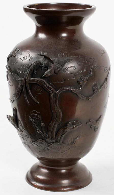 VAS, brons, Japan, 1900-talets början.
