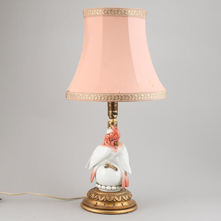 A German porcelain and wooden table lamp, 1930/40s.