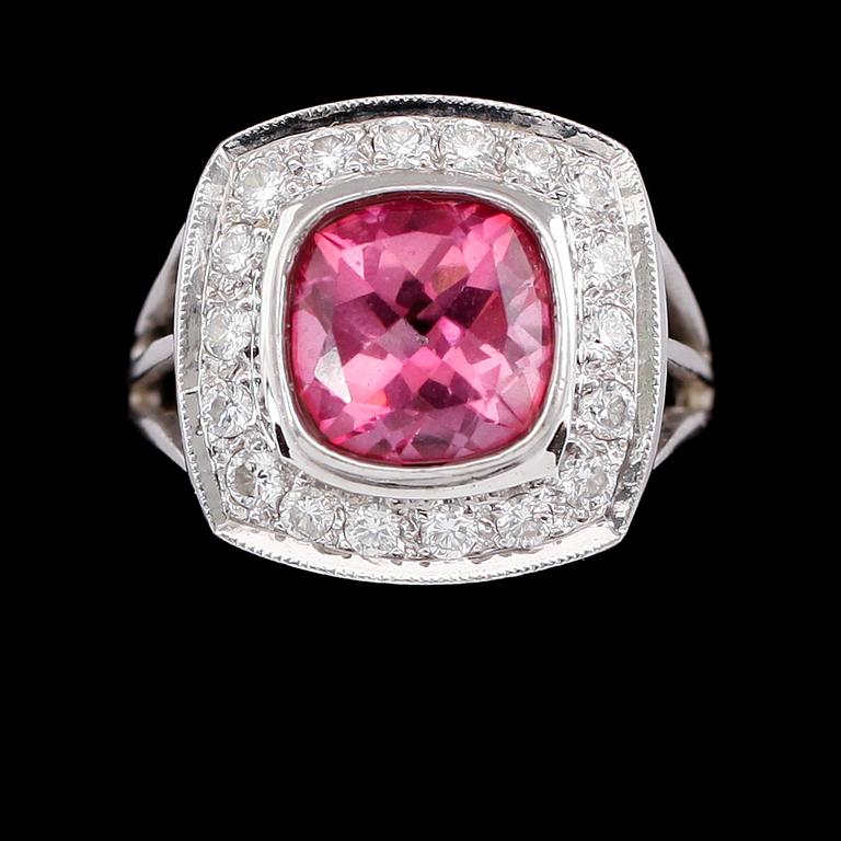 RING, 18 k vitguld, rosa topas ca 3.70 ct, 18 briljantslipade diamanter tot ca 0.56 ct.