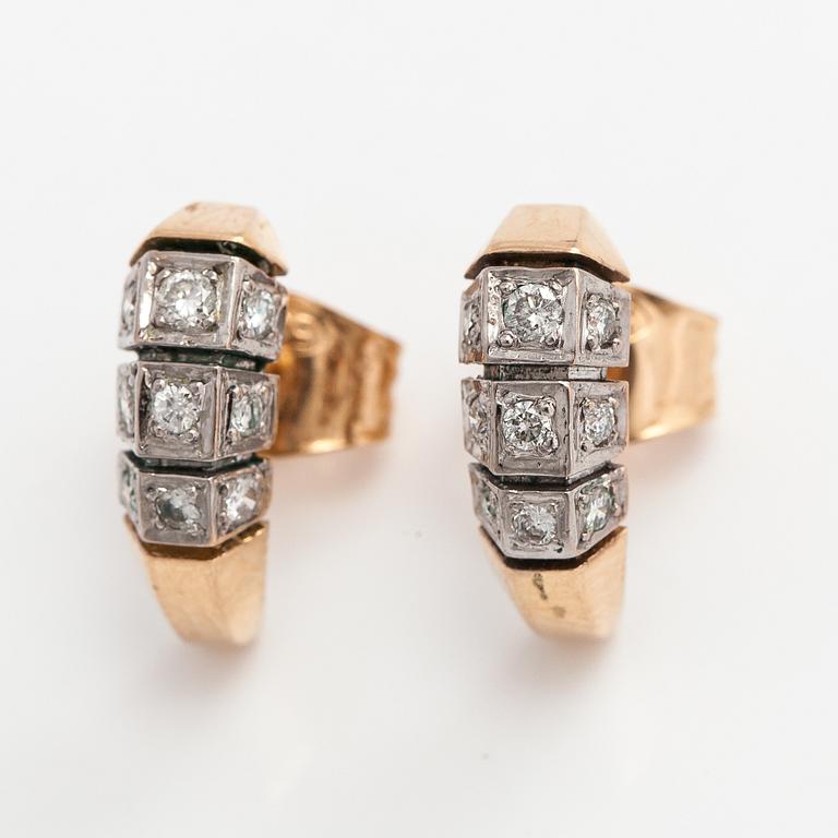A pair of 14K gold earrings with diamonds ca. 0.14 ct in total.