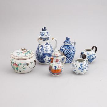 A group of Chinese porcelain, Qing dynasty, Kangxi, Qianlong, 18th and 19th century. Six pieces.