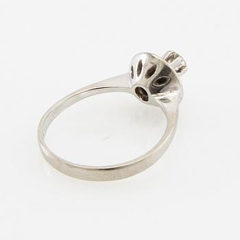Ring 18K white gold set with a round brilliant-cut diamond.