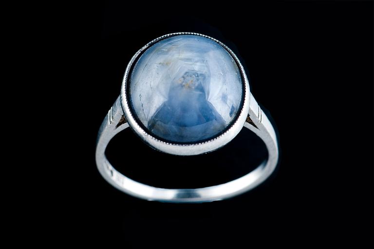 RING WITH STAR SAPPHIRE.