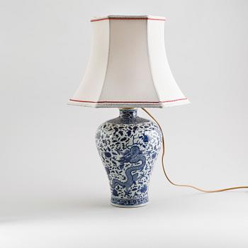 BORDSLAMPA, porslin, Kina, sannolikt 1900-/2000-tal.