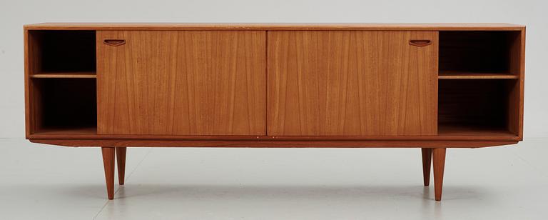 SIDEBOARD. Clausen & Son. Danmark. 1900-talets tredje kvartal.