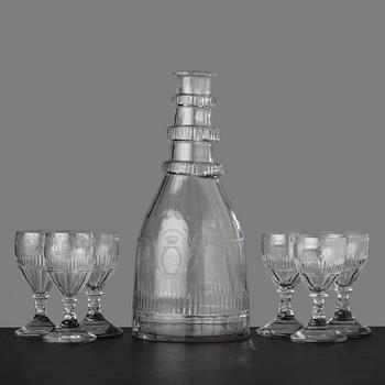 56. KARAFF samt STARKVINSGLAS, sex stycken. Reijmyre Glasbruk, 1810-tal, graverade av Anders Spolander.