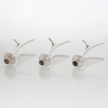 Anna-Greta Eker, Kynttilänjalkoja, 3 kpl, hopeaa, Auran Kultaseppä oy, Turku 1958 ja 1961.