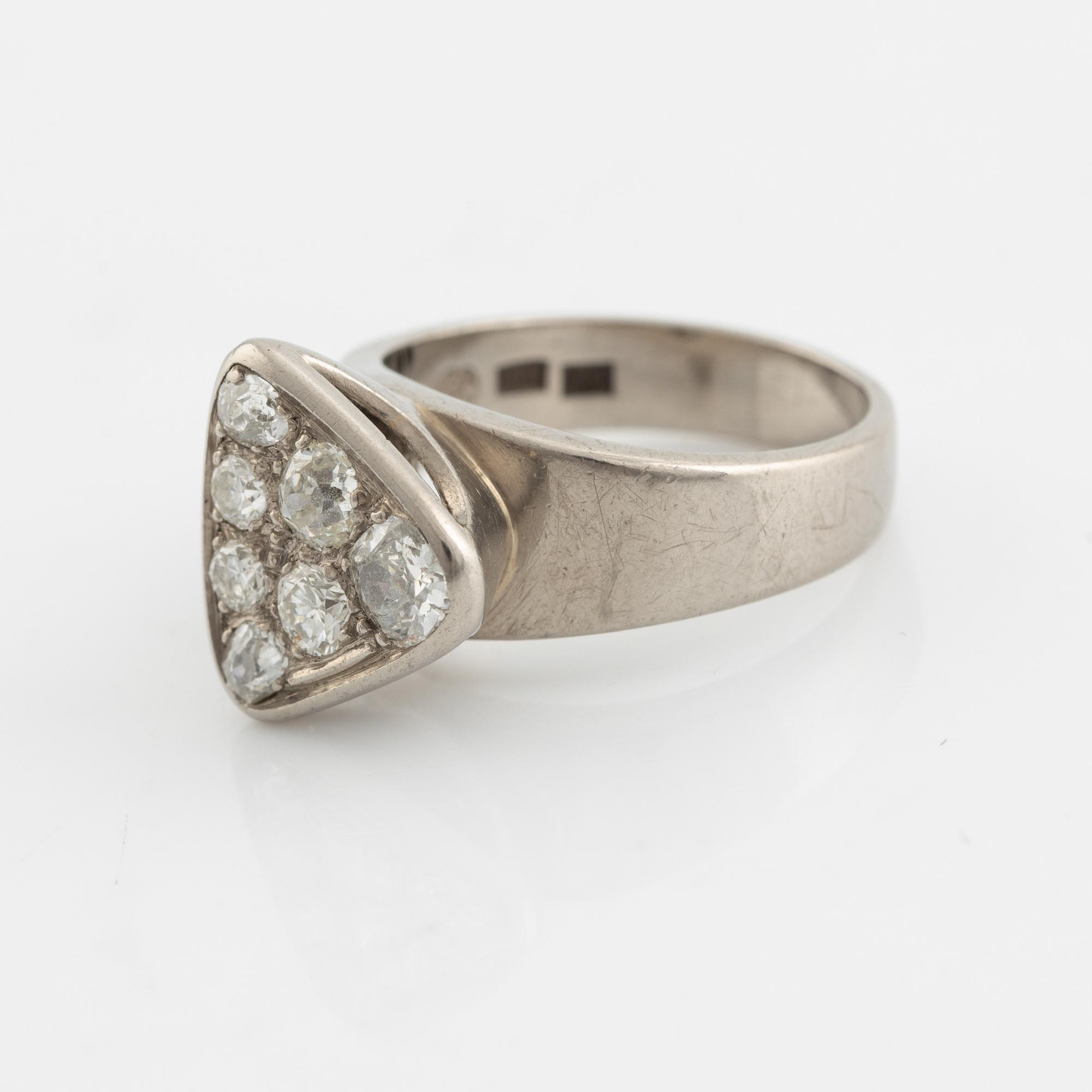 An 18K white gold ring set with diamonds.