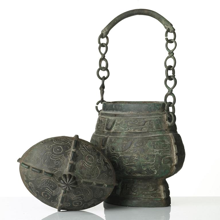 An archaistic bronze vessel with cover, presumably Ming dynasty (1368-1644).