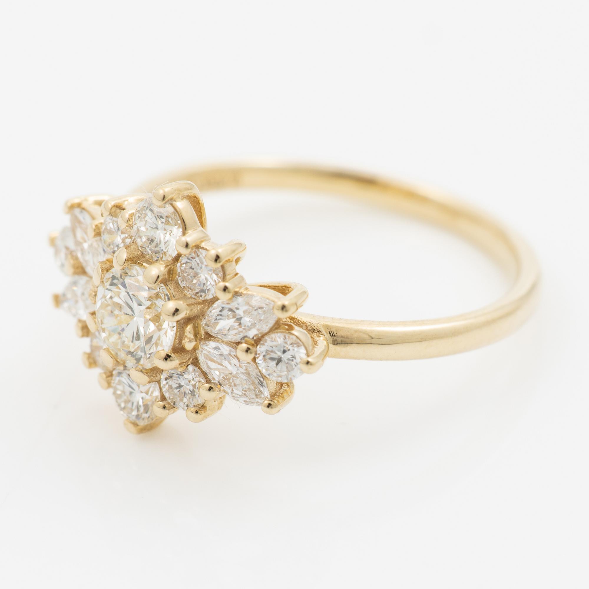 Ring 18K gold set with round brilliant-cut diamonds.