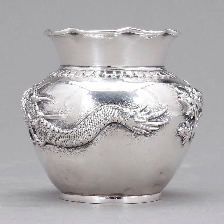 VAS, silver, Shanghai, 1900-talets början. Vikt 97 gram.