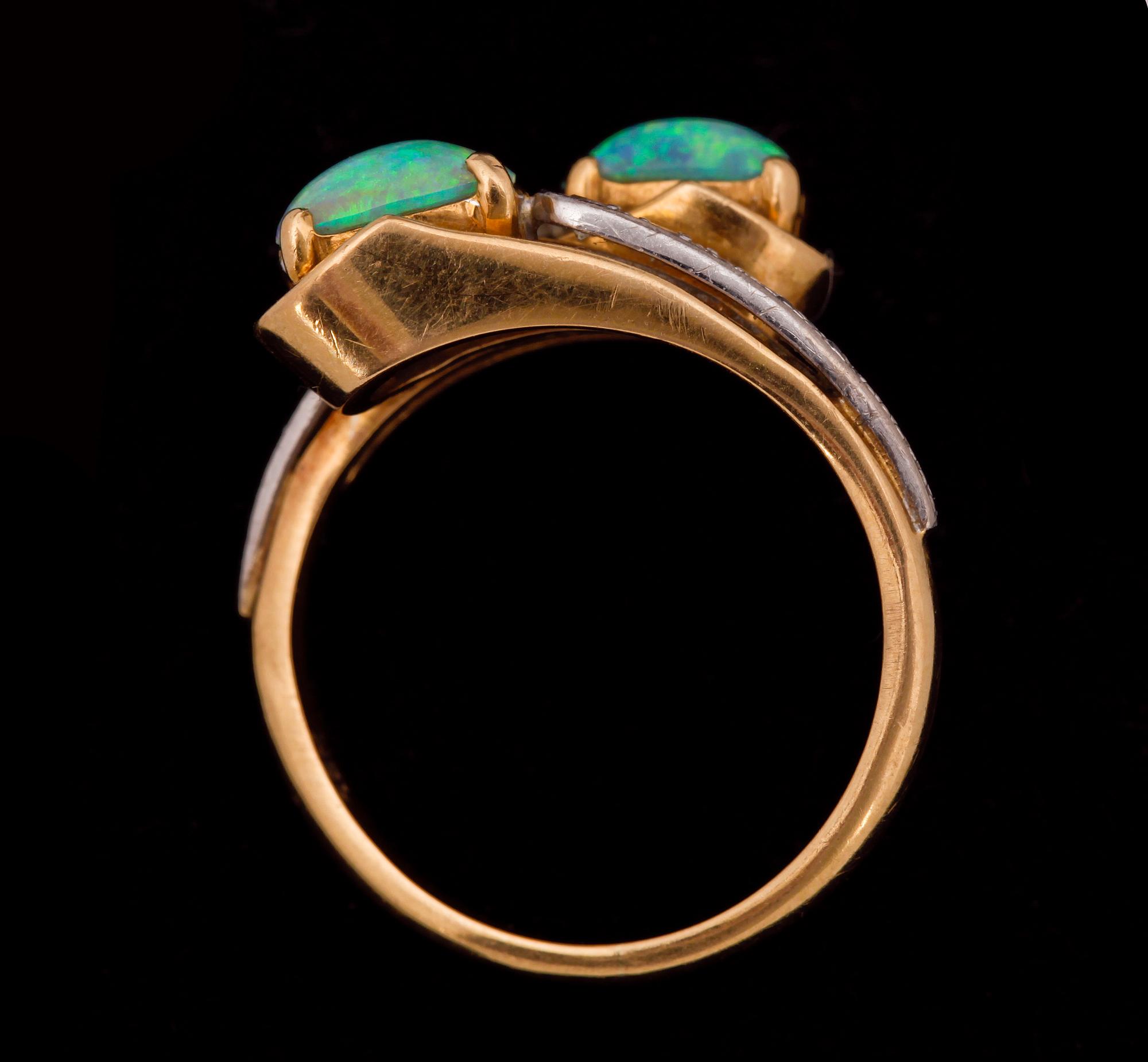 RING, 18k guld med 2 cabochonslipade opaler och 4 åttkantsslipade diamanter. Vikt ca 5g.
