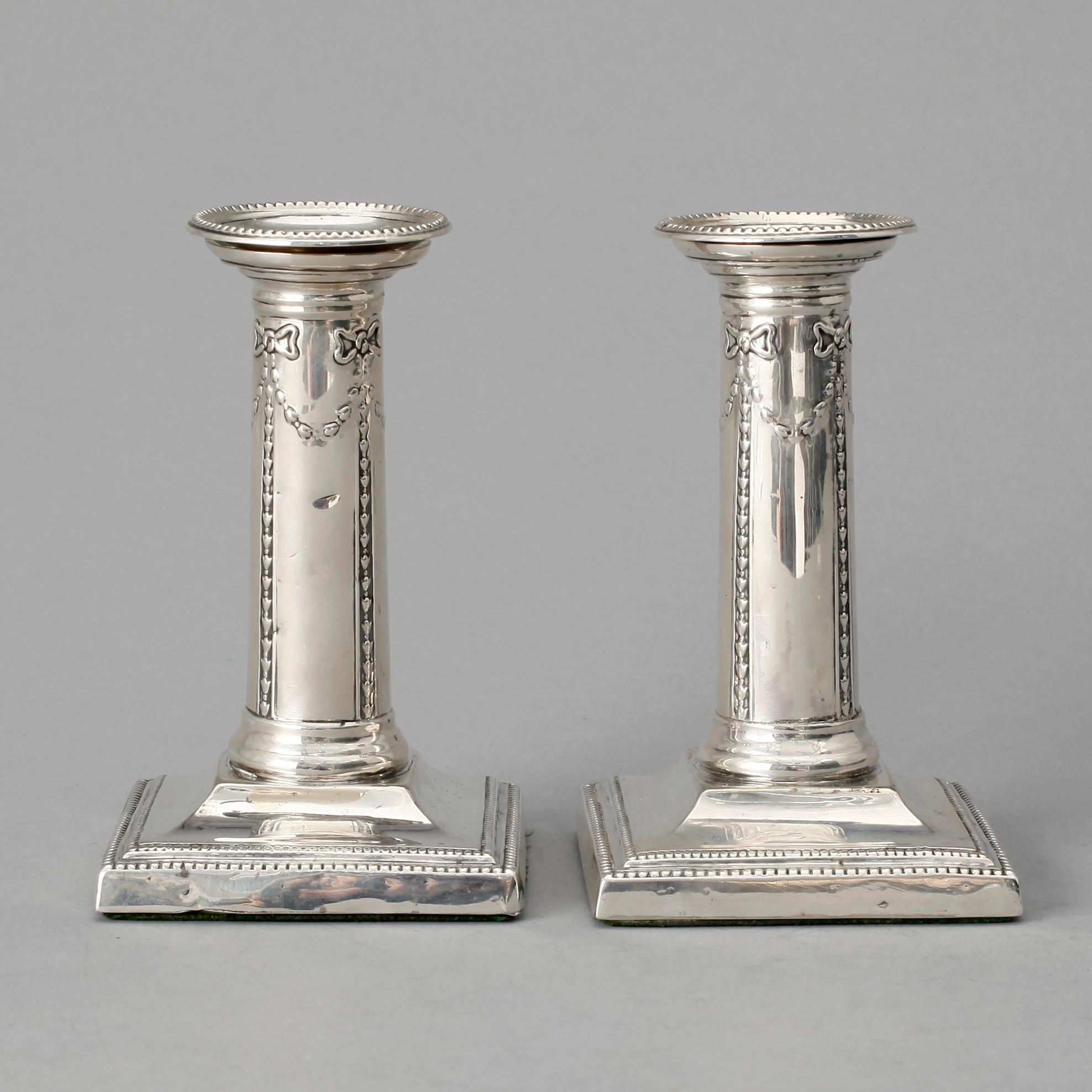 LJUSSTAKAR, 2 st, silver, Sheffield, 1894. Tot vikt 407 gram (inklusive fylld fot).