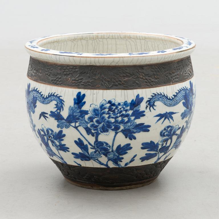 A porcelain flower pot from the first half of the 20th Century.