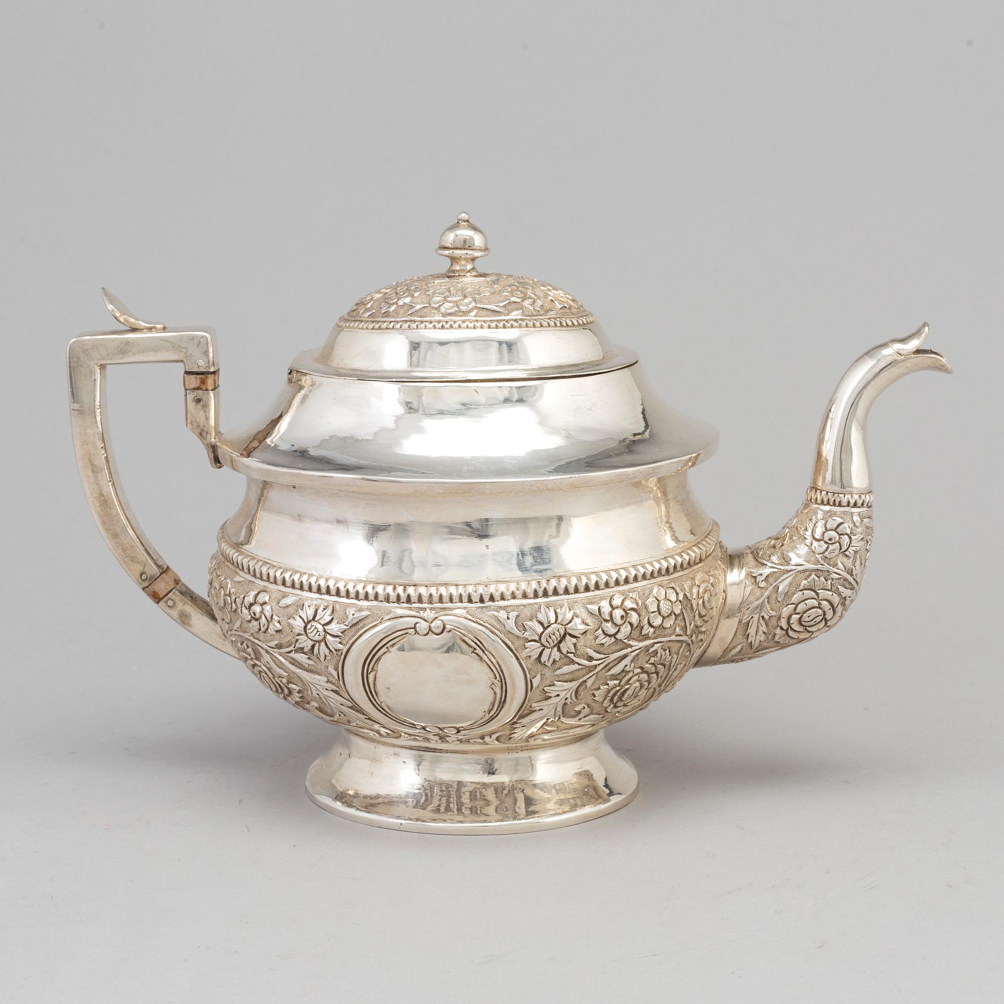 TEKANNA, silver, 1900-talets första hälft. Vikt ca 765 g.