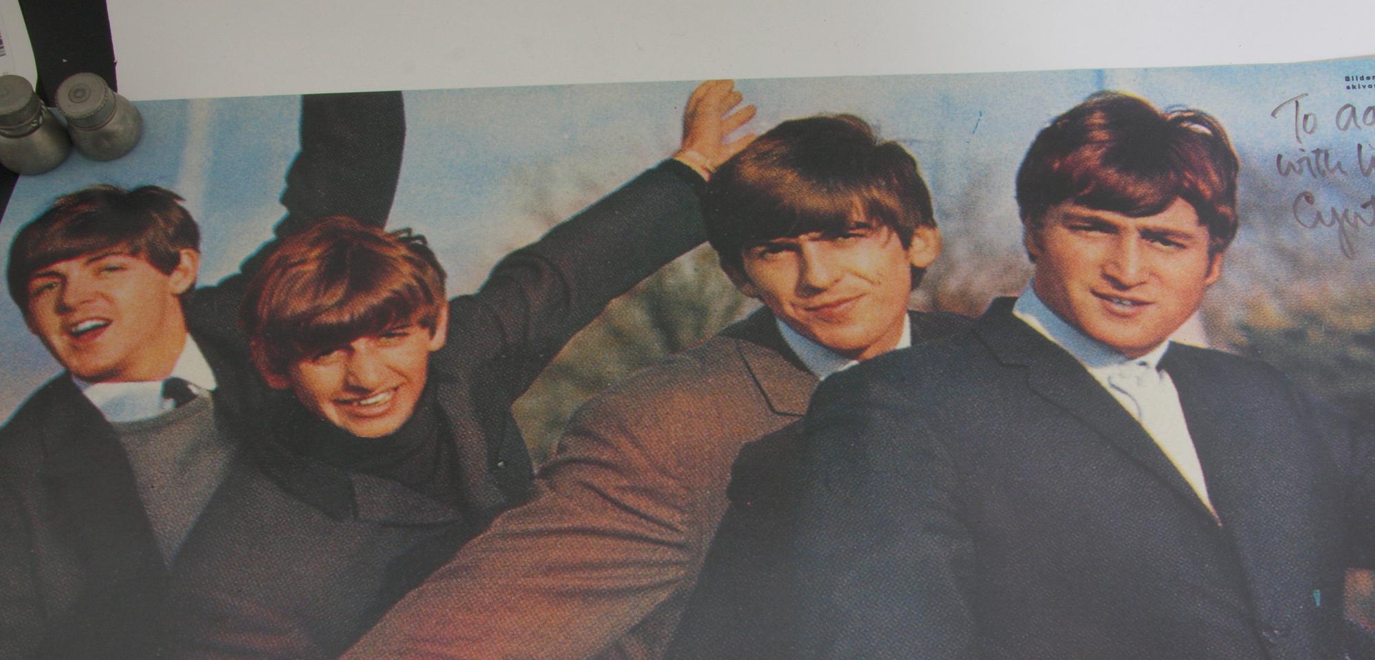 AFFISCHER, 2 st, Beatles, en bär dedikation av Cynthia Lennon.