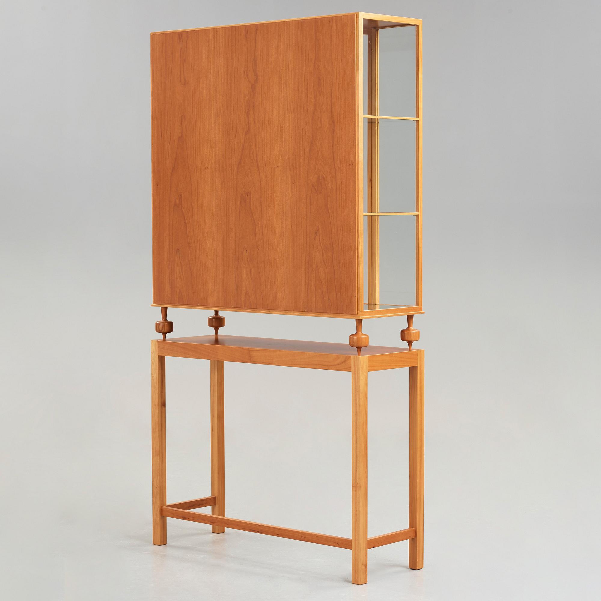 Josef Frank, vitrinskåp, Firma Svenskt Tenn, modell 2077.