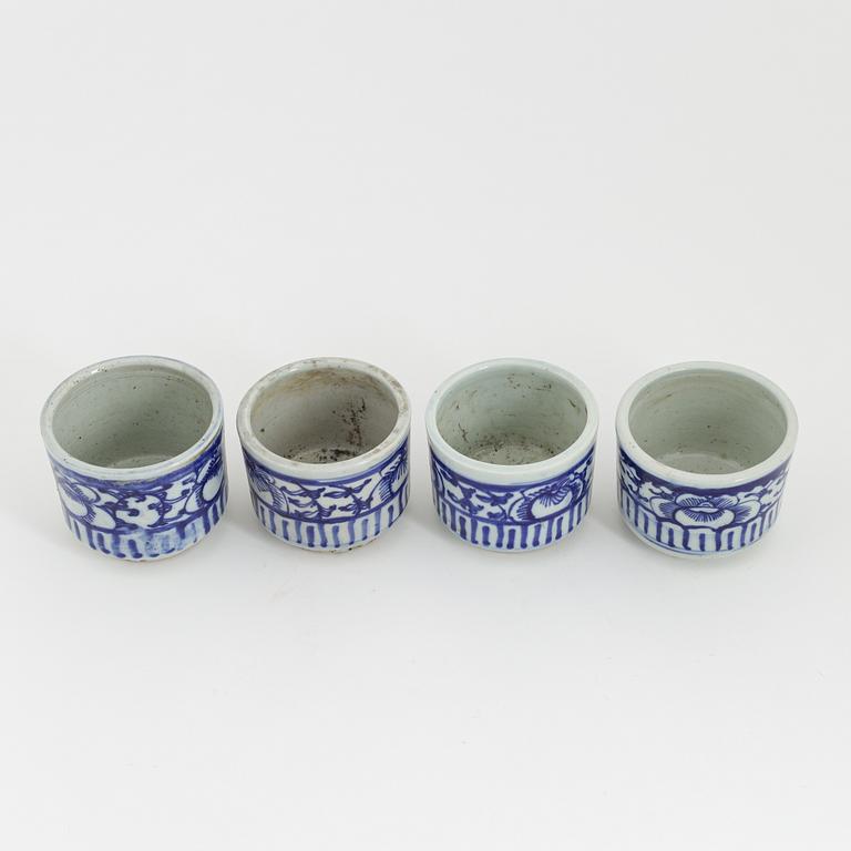 A group of four Chinese blue and white censers/flower pots, late Qing dynasty, 19th/20th Century.