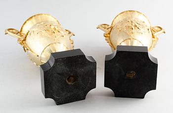URNOR, 1 par, förgylld brons, 1800-talets mitt.