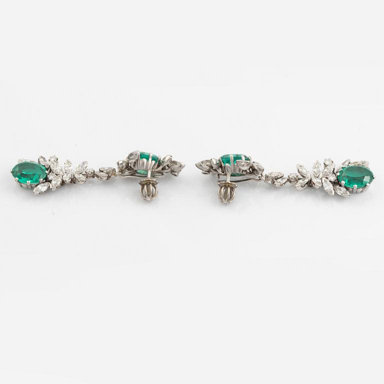 Ett par örhängen 18K vitguld med runda briljant- och navettslipade diamanter och gröna syntetiska stenar.