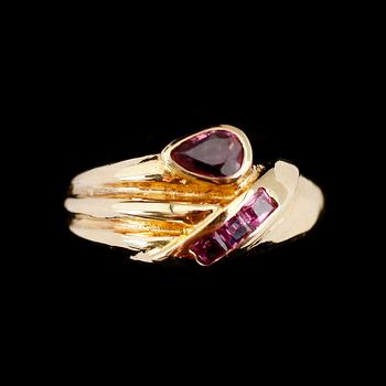 RING, 14 k guld, med röda stenar. Vikt ca 4 gram.